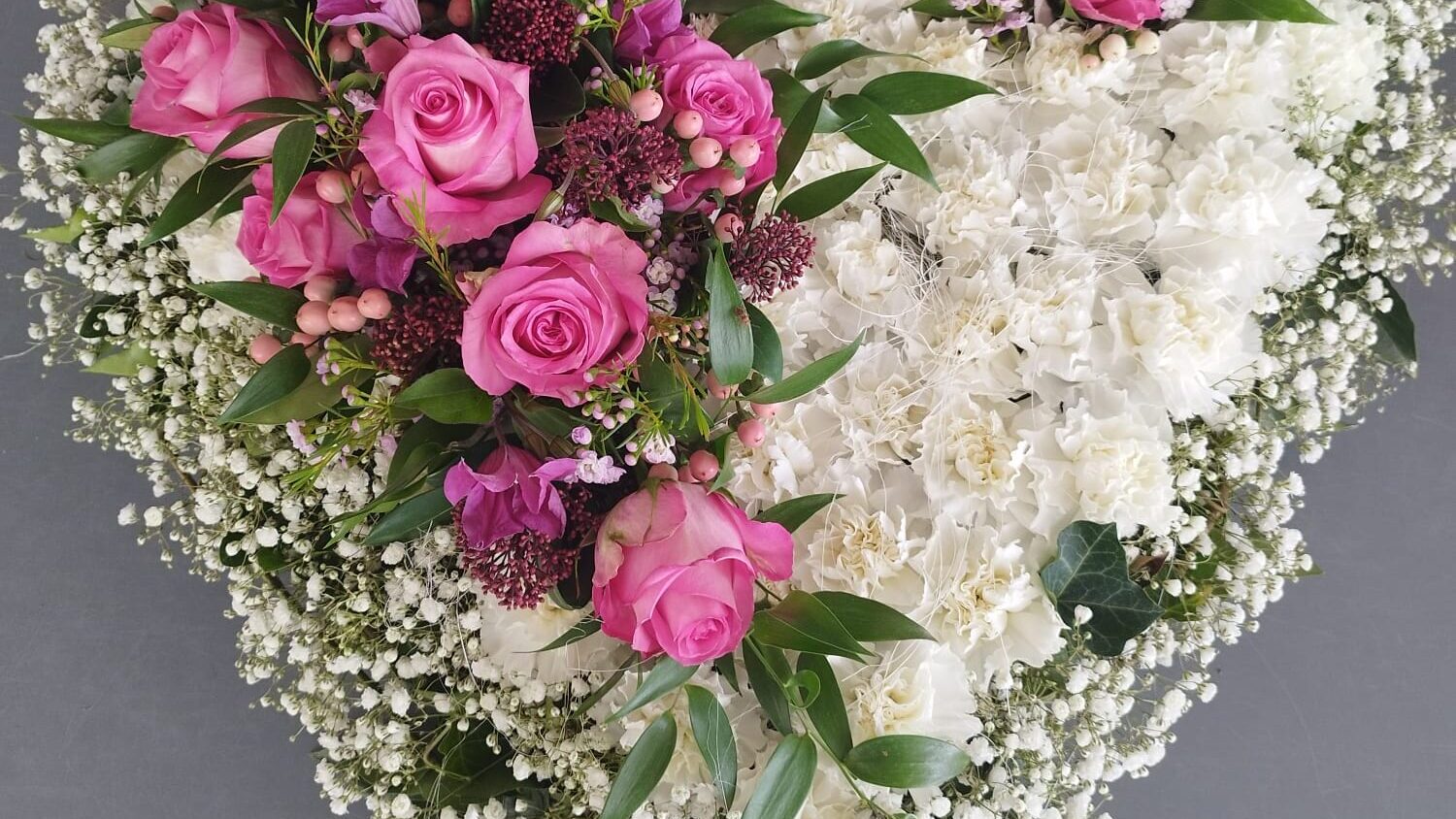 Hochzeitsgesteck in Herzform, mit Weißen und Rosa Rosen